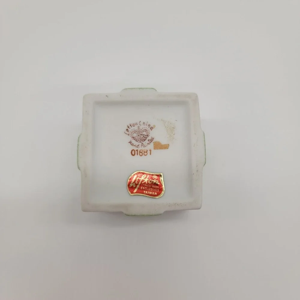 Ceramic Trinket Box Gift Present Shaped Raised Rose Flower On Lid Vintage Lefton